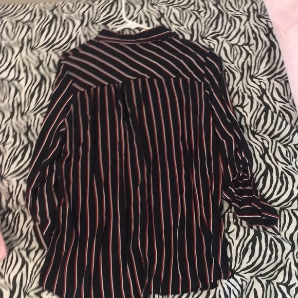 A button down shirt - Picture 2 of 3